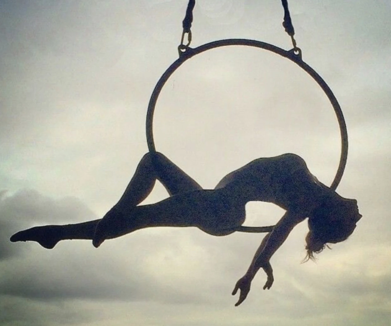 Полотна, кольцо или стропы: какой снаряд воздушной гимнастики выбрать?