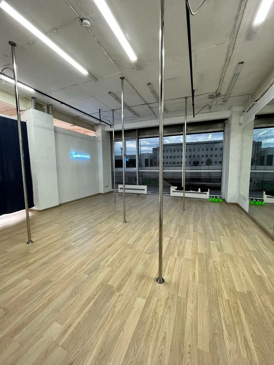 Студия pole dance и растяжки "Притяжение"