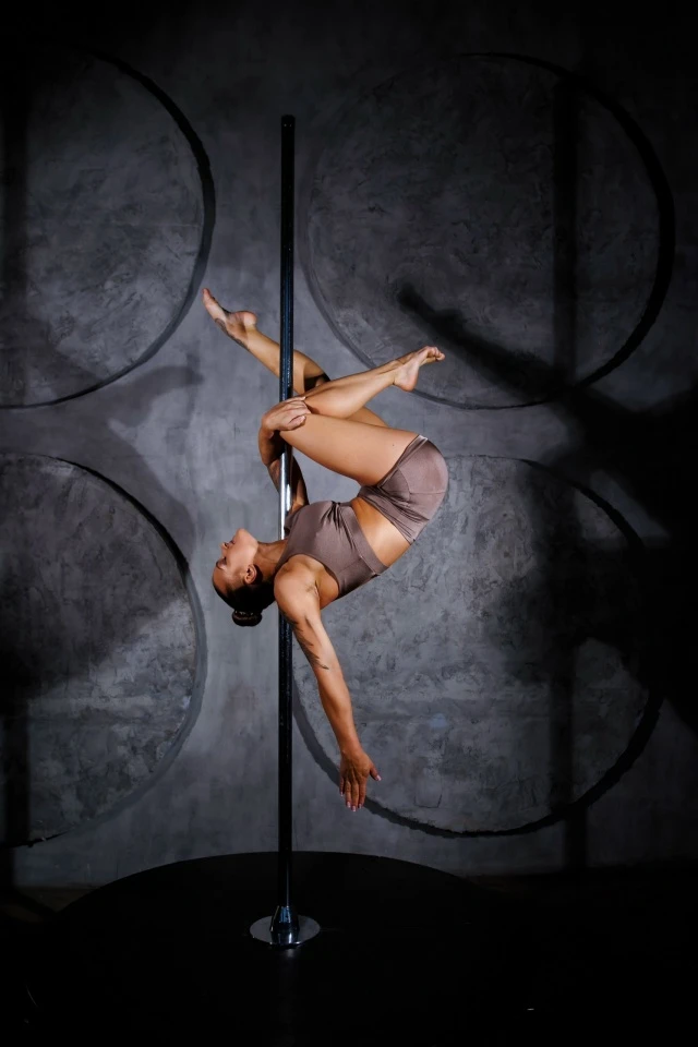 Мастер-класс по Pole Sport (трюки и переходы на статике)